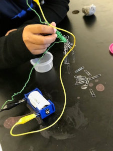 An electromagnet is used to pick up paperclips.